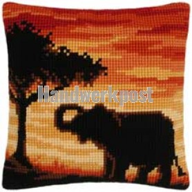 kruissteekkussen olifant bij zonsondergang