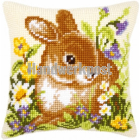 kruissteekkussen konijn in bloemenveld