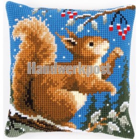 kruissteekkussen eekhoorn in wintersfeer