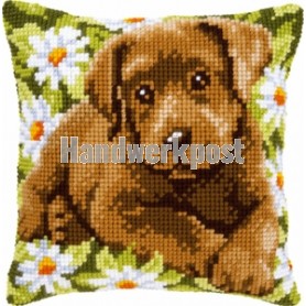 kruissteekkussen labradorpup in bloemenveld