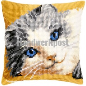kruissteekkussen liggende poes
