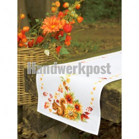loper eekhoorn in herfstsfeer, wit op aida