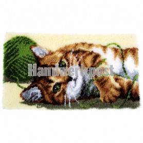 knoopkleed poes spelend met bol wol