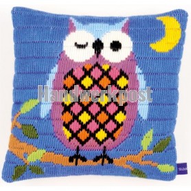 spansteekkussen uil in de nacht op tak