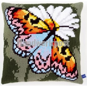 kruissteekkussen vlinder op margriet