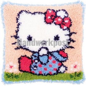knoopkussen hello kitty, in het gras