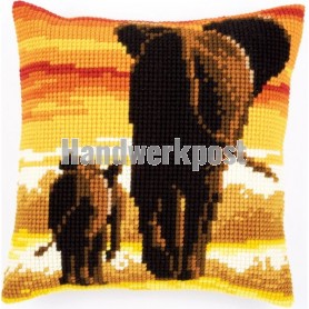 kruissteekkussen olifant met jong bij avondzon