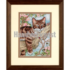 borduurpakket poes slapend op tak