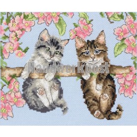 borduurpakket poezen hangend aan boomtak