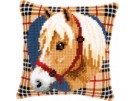 kruissteekkussen paard op burberry achtergrond