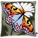 kruissteekkussen vlinder op margriet