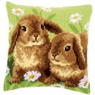 kruissteekkussen konijnen in het gras